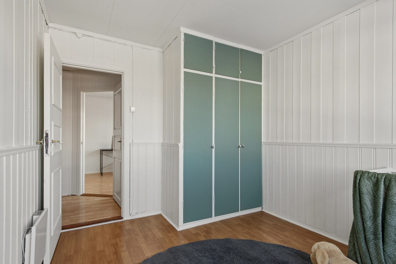 Ett av soverommene i 1. etasje, med plassbygde garderobeskap. Galleribilde