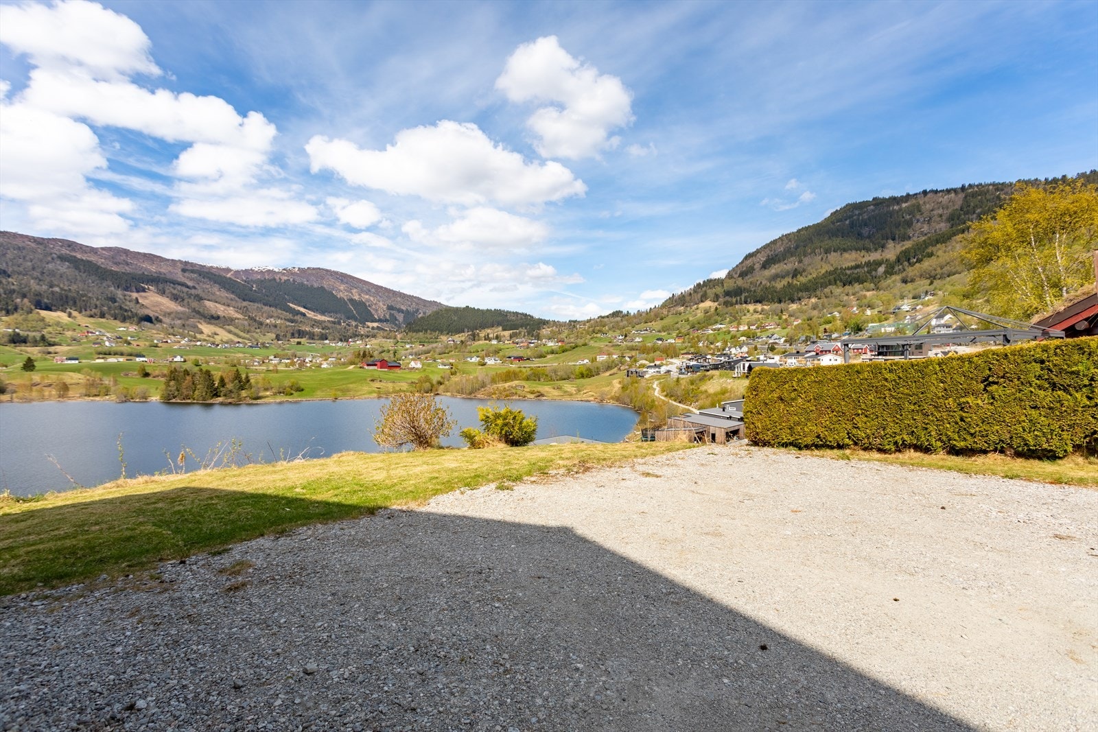 Felles parkeringsplass. Galleribilde