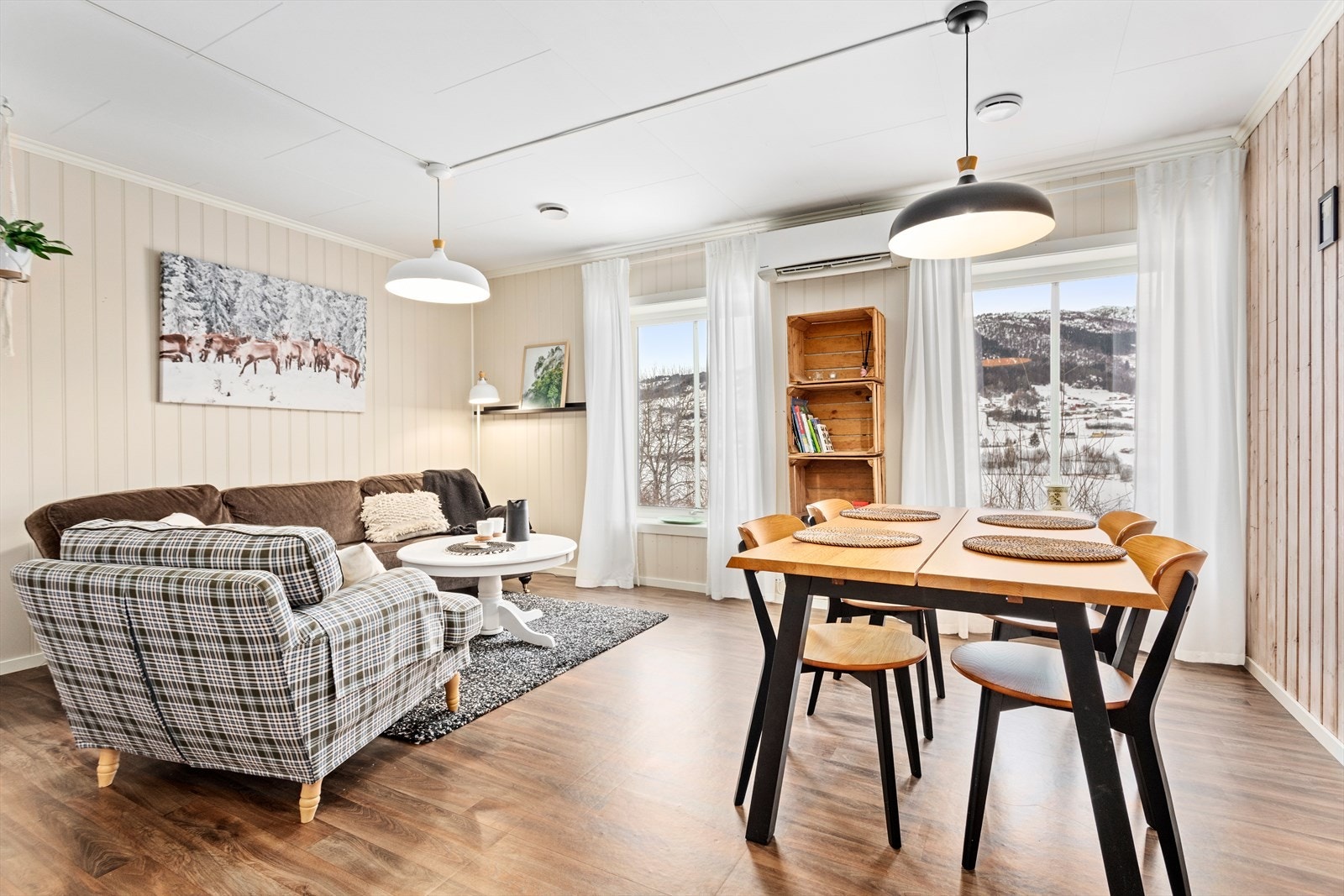 Opphaldsrommet har god med lysinnslepp via store vindaugsflater.
Seksjonen har balansert ventilasjonsanlegg. Heile bustaden har innlagt felles fiber. Galleribilde
