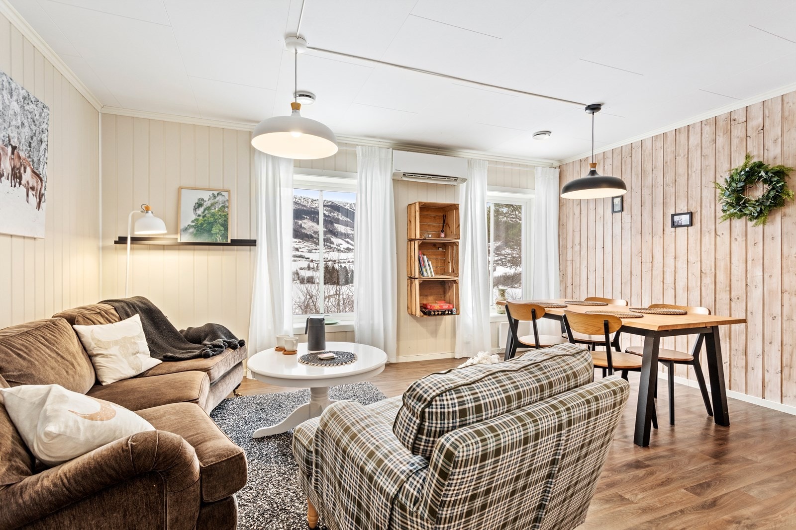 Triveleg stove med imponerande vindusflater som rammar inn den flotte utsikta mot Hafslovatnet. Galleribilde
