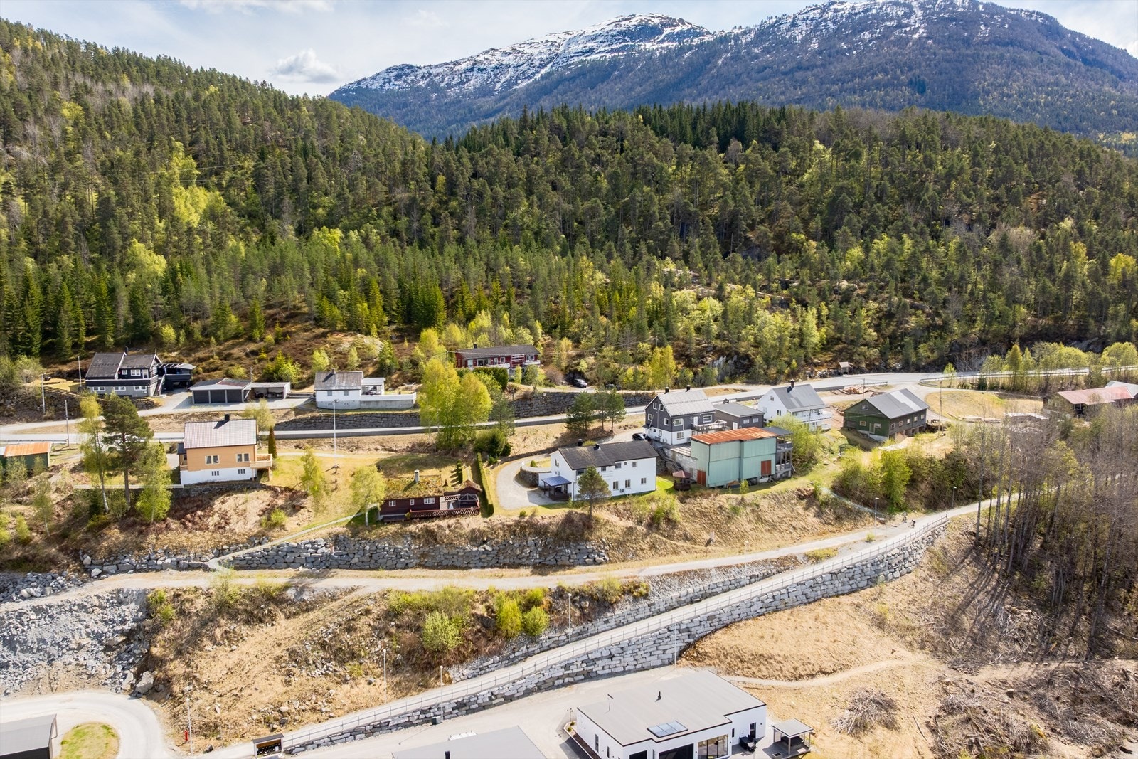 Det er gåavstand til busshaldeplass der du har fleire daglege avgangar til Sogndal og Gaupne. Galleribilde