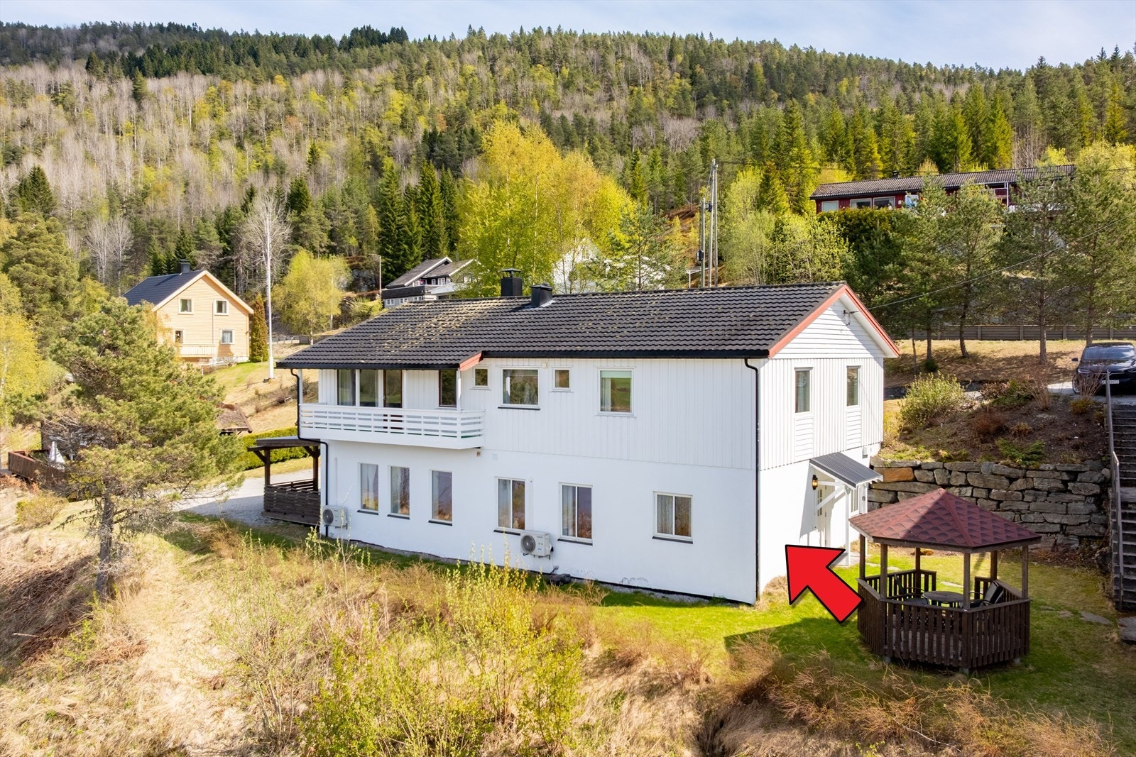 Leilegheita ligg i underetasjen i eit bustadhus som vart seksjonert til 3 seksjonar i 2016. Sjølve bygget er oppført i 1975. Galleribilde