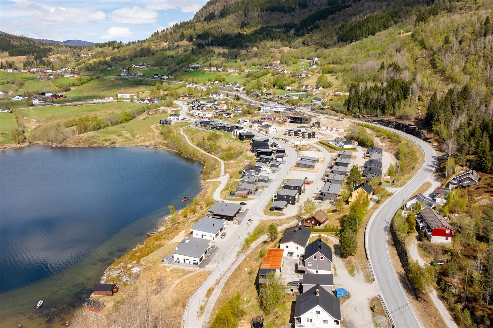 Det er også fleire gode alternativ for friluftsliv og fritidsaktivitetar. bl.a i samband med skisenteret på Heggmyrane. Galleribilde