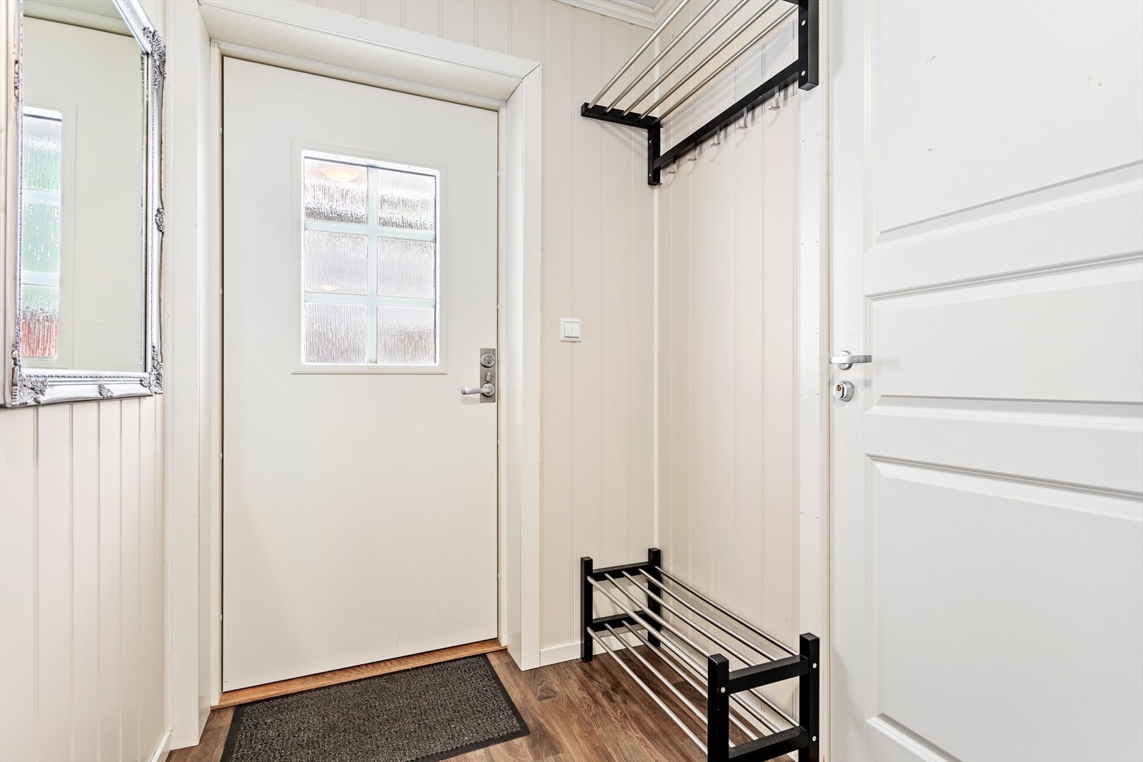 Velkomen inn! Triveleg gangareal med plass til oppheng av ytterklede og oppbevaring av sko. Galleribilde