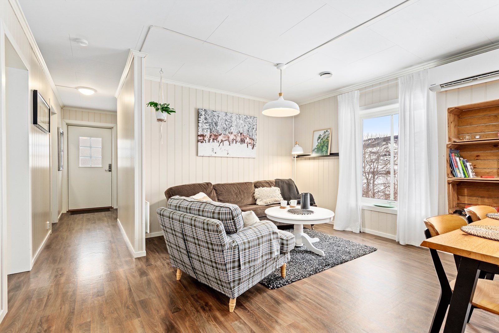 Den opne løysinga mellom stove og kjøkken legg til rette for eit sosialt og triveleg samlingspunkt, med plass til både sofakrok og spisegruppe. Montert varmepumpe bidreg til lun og komfortabel oppvarming Galleribilde