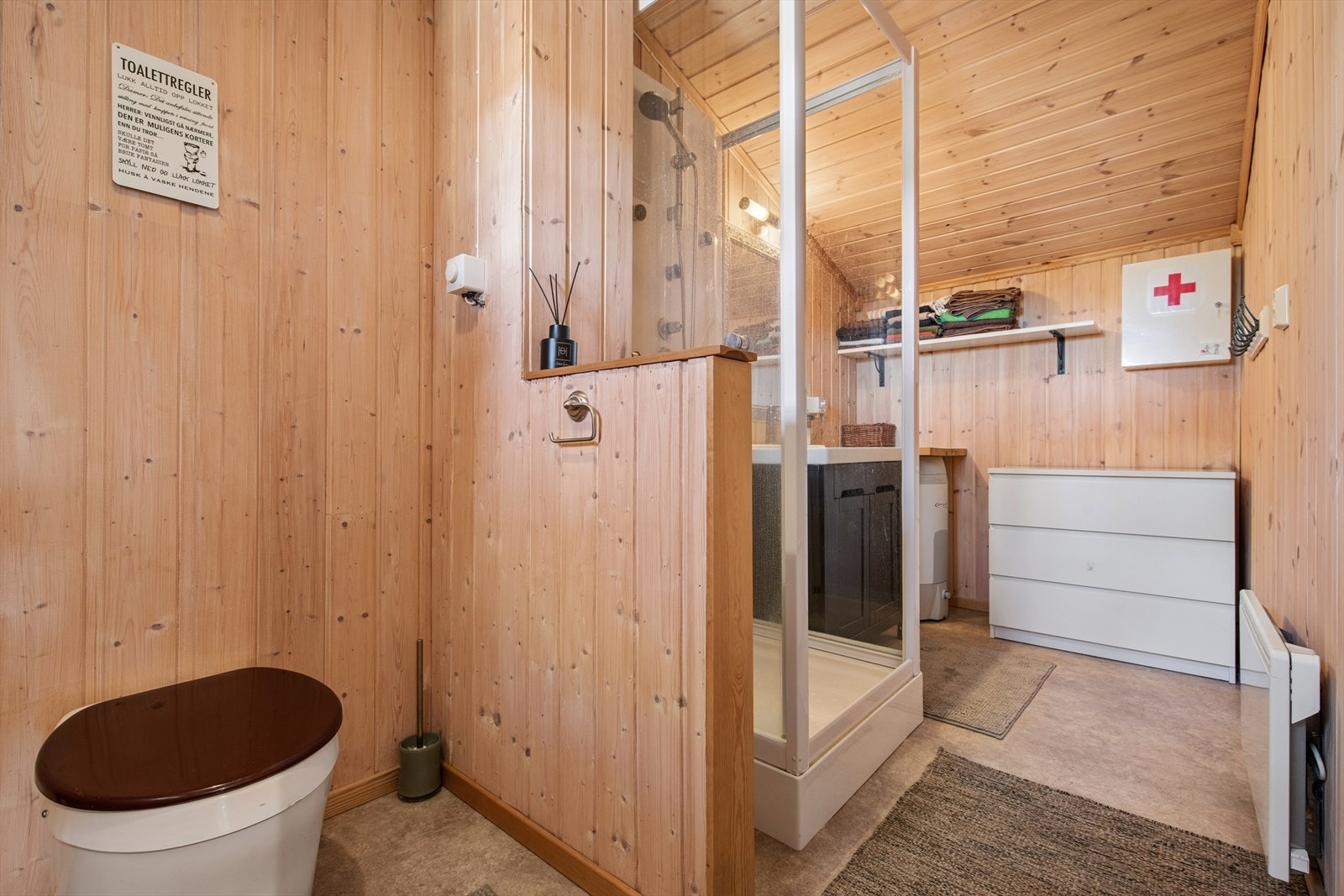 Hyttebadet har panel på vegger og tak, og er utstyrt med et komposterende toalett. Galleribilde