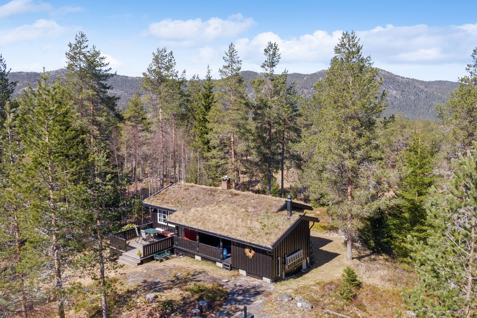 Hytta har gjennomgått betydelige oppgraderinger, med utbedret torvtak, nybygd terrasse og nye 3-lags vinduer fra 2025. Velkommen til visning! Galleribilde