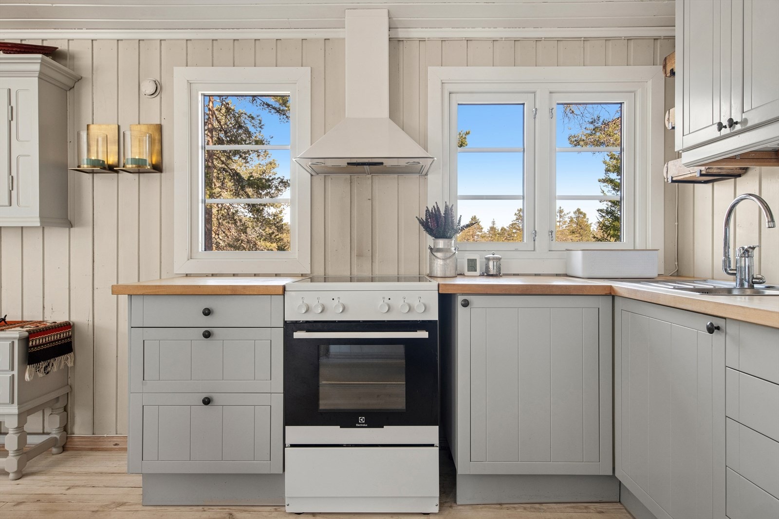 Benkeplate i heltre og kjøkkenventilator med avtrekk ut. Galleribilde