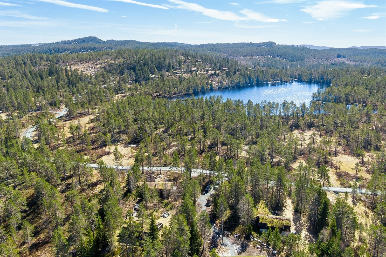 Beliggenhet med nærhet til både skog og vann. Galleribilde