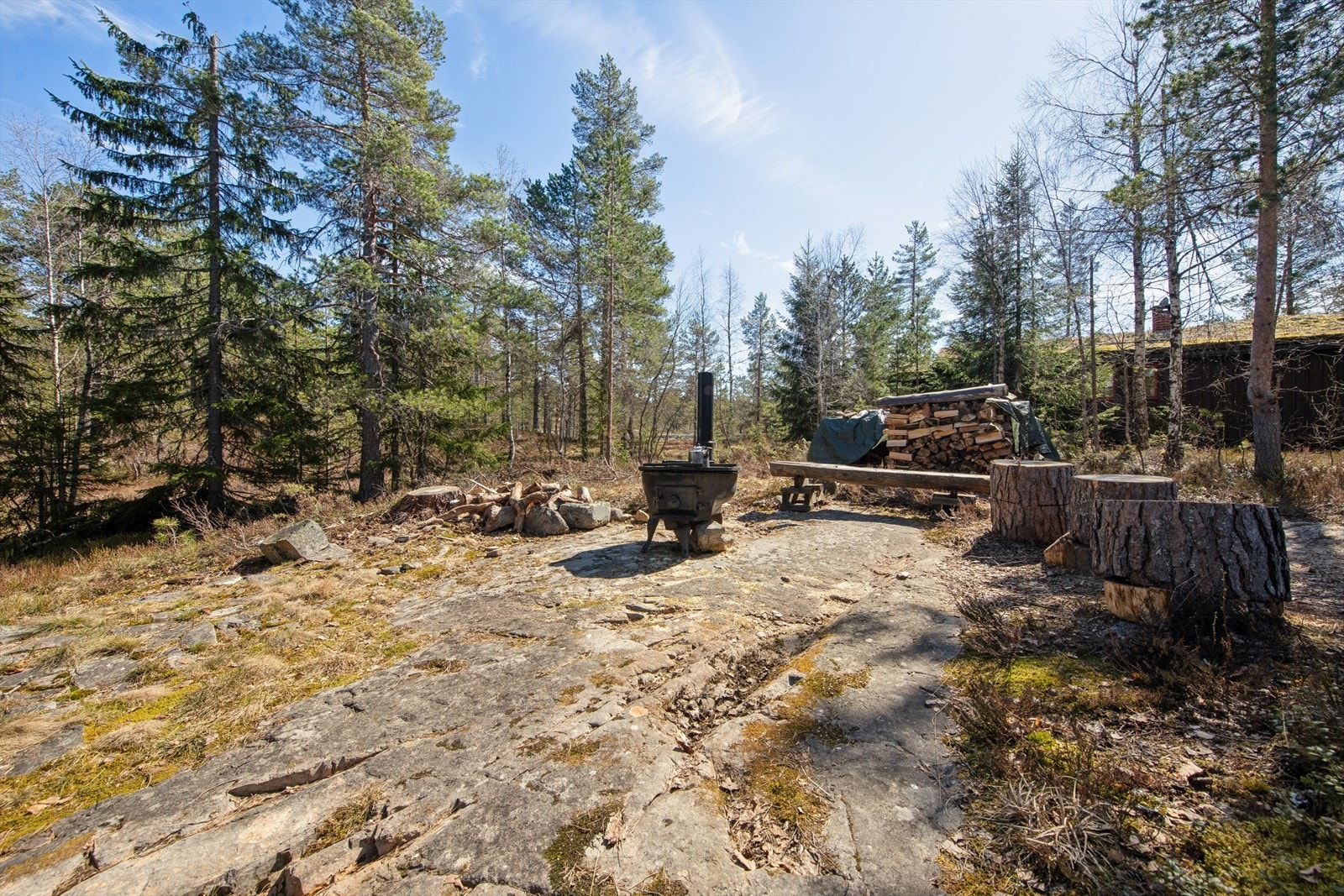 Uteområdet er tilrettelagt for hyggelige stunder rundt bålpannen. Uteområde til stor glede på gode og varme sommerdager. Galleribilde
