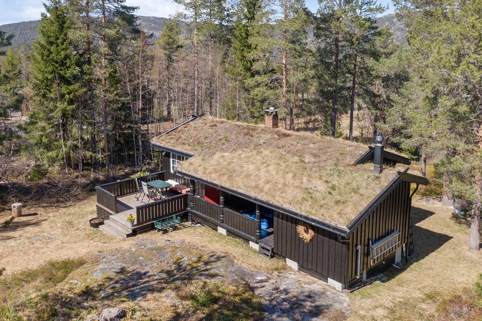 Hytta ligger i et etablert og rolige hytteområdet på Meheia, i Notodden kommune. Galleribilde