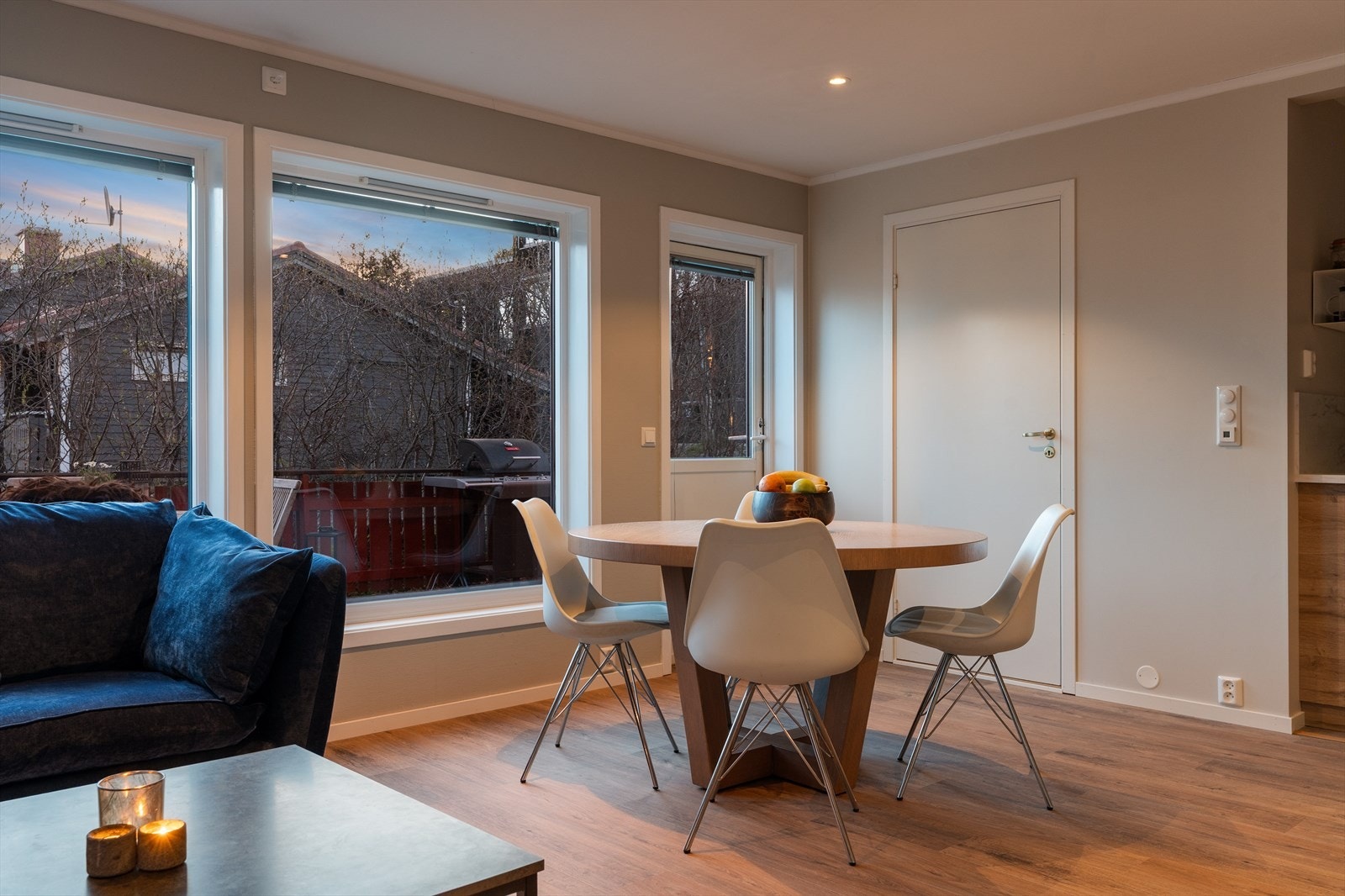 I 2022 ble det lagt varmekabler i stuens gulv, samt at det ble satt inn nye downlights i himling og nye stikkontakter. Galleribilde