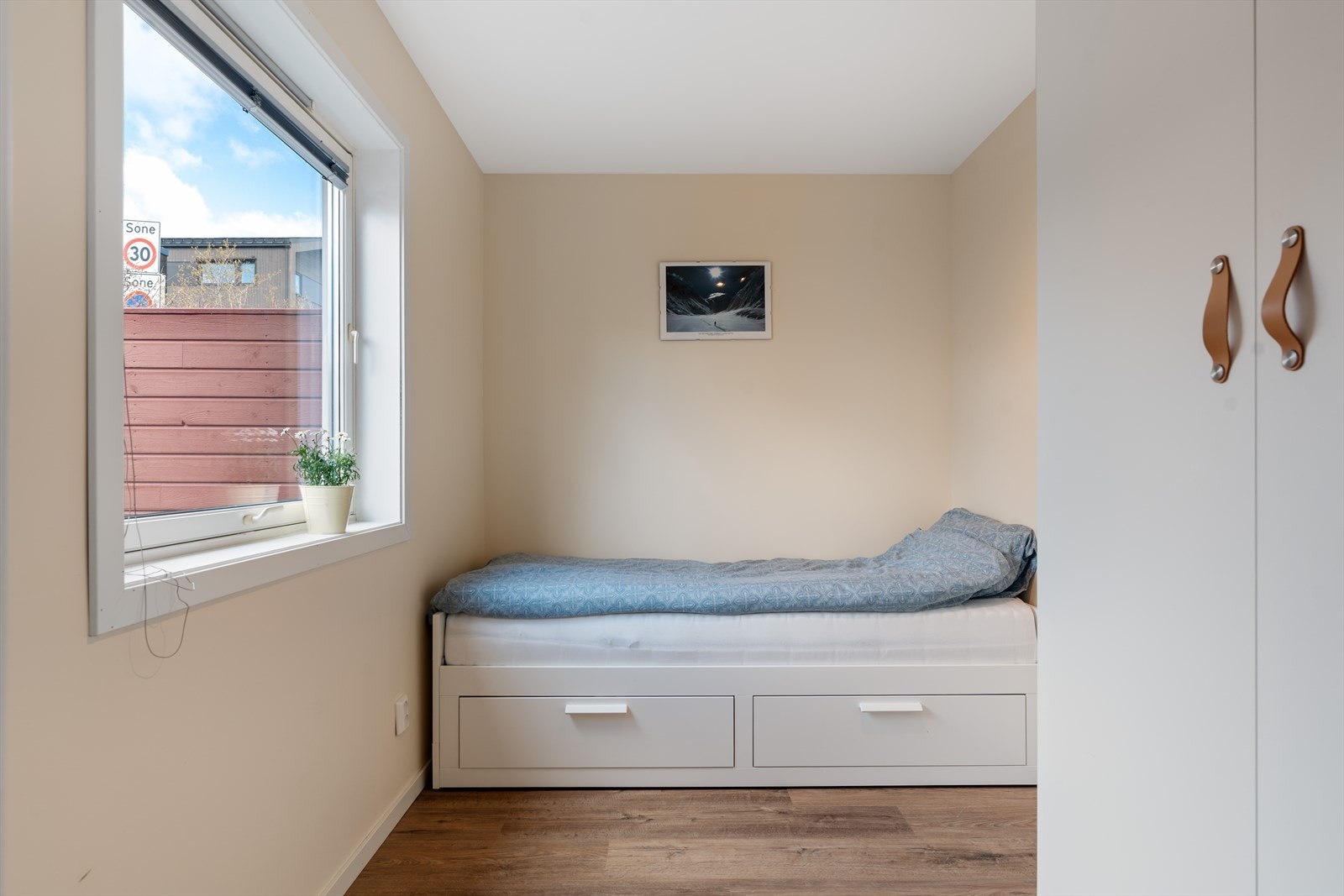 Det er god plass til ønsket møblering, samt garderobeskap. Galleribilde