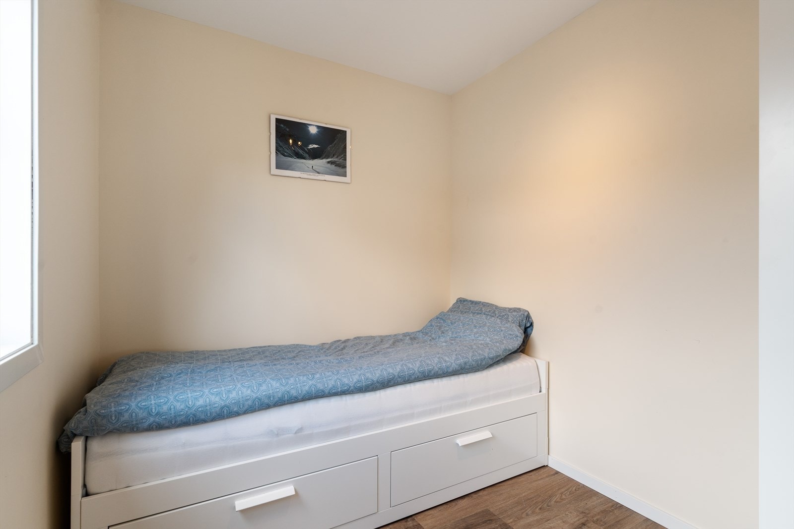 Soverommet i tilknytning stuen er på 6m². Her får du også behagelig gulvvarme. Galleribilde