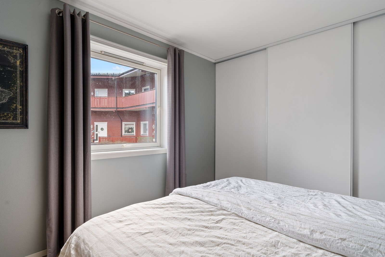 Her får du en praktisk plassbygget skyvedørsgarderobe som medfølger handelen. Galleribilde