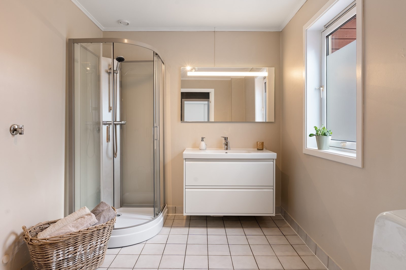 Badet har blitt oppgradert i 2026 med nytt dusjkabinett, servant, armatur og speil, samt at vegger og himling ble malt. Galleribilde