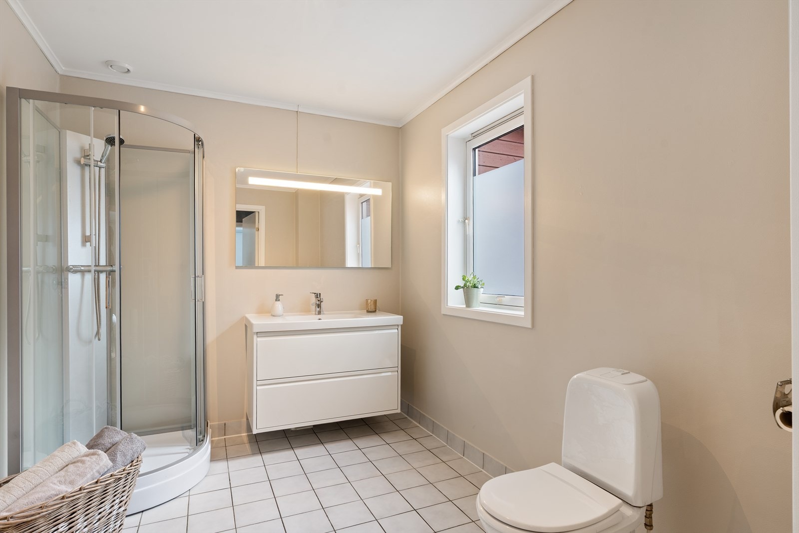 Pent flislagt bad på 7m². Galleribilde