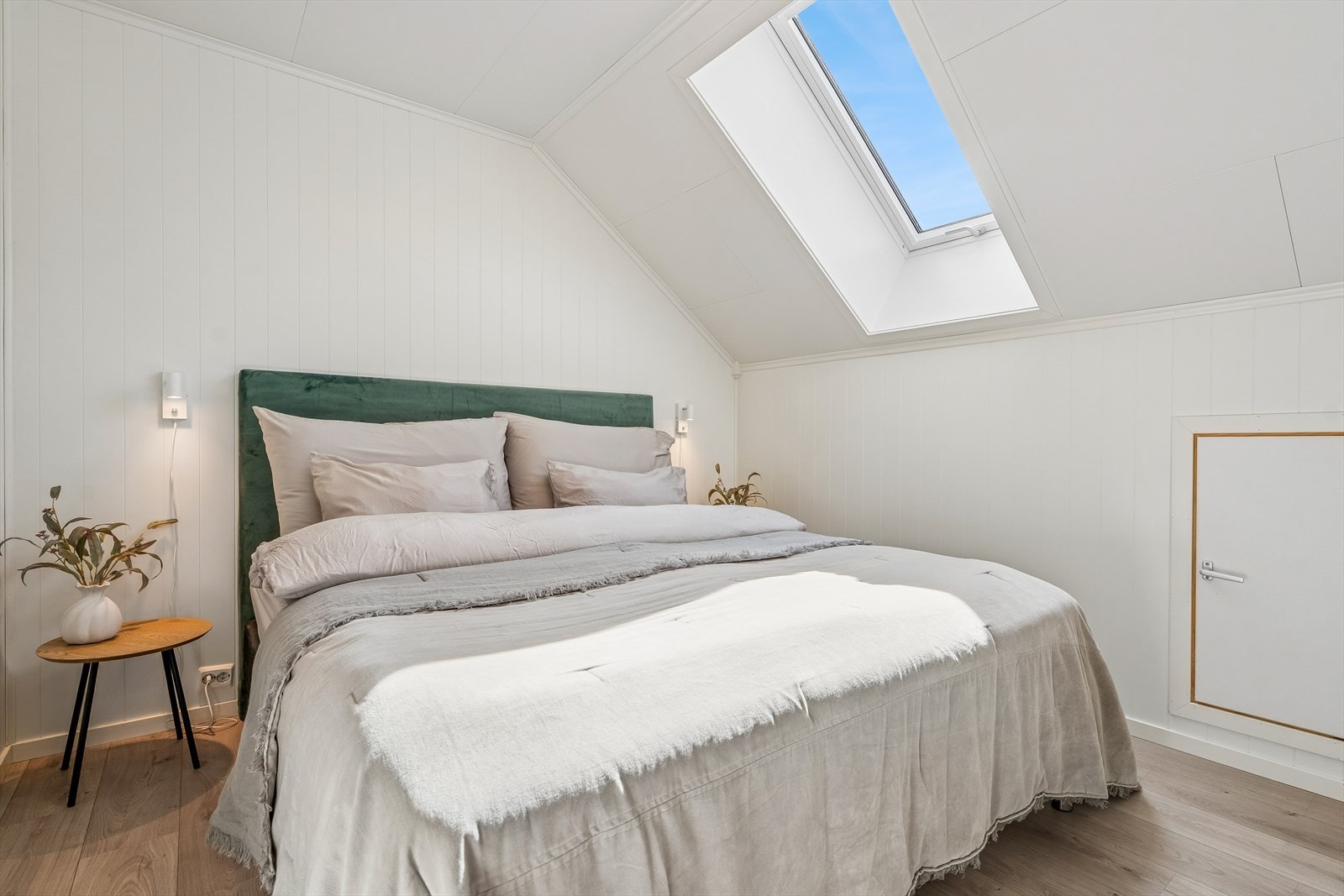 Hovudsoverommet er av god størrelse med takvindauge som gjev fint lysinnslepp, i tillegg har ein walk-in-closet i direkte tilknytning. Galleribilde