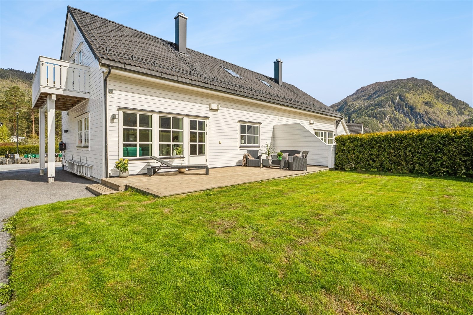 Frå stove er det direkte utgang til terrasse og hageområde. Galleribilde