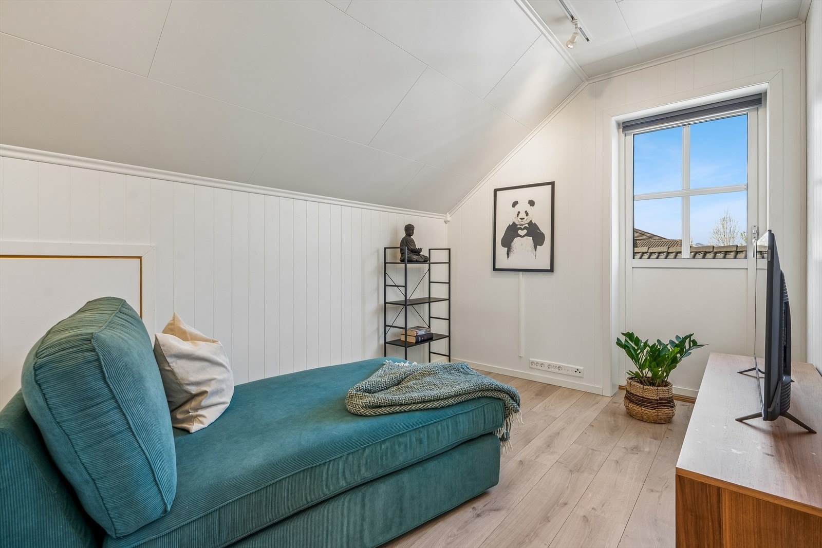 Frå loftstova har direkte utgang til luftebalkong. Ein har også god lagringsplass med kott i sideveggane. Galleribilde