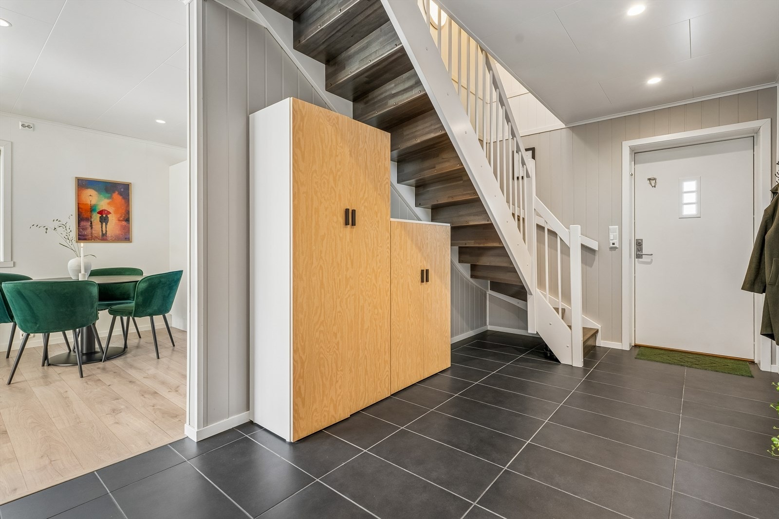I 2.etasje ligg loftstove, bad/wc-rom og 2 soverom fint samla. Galleribilde