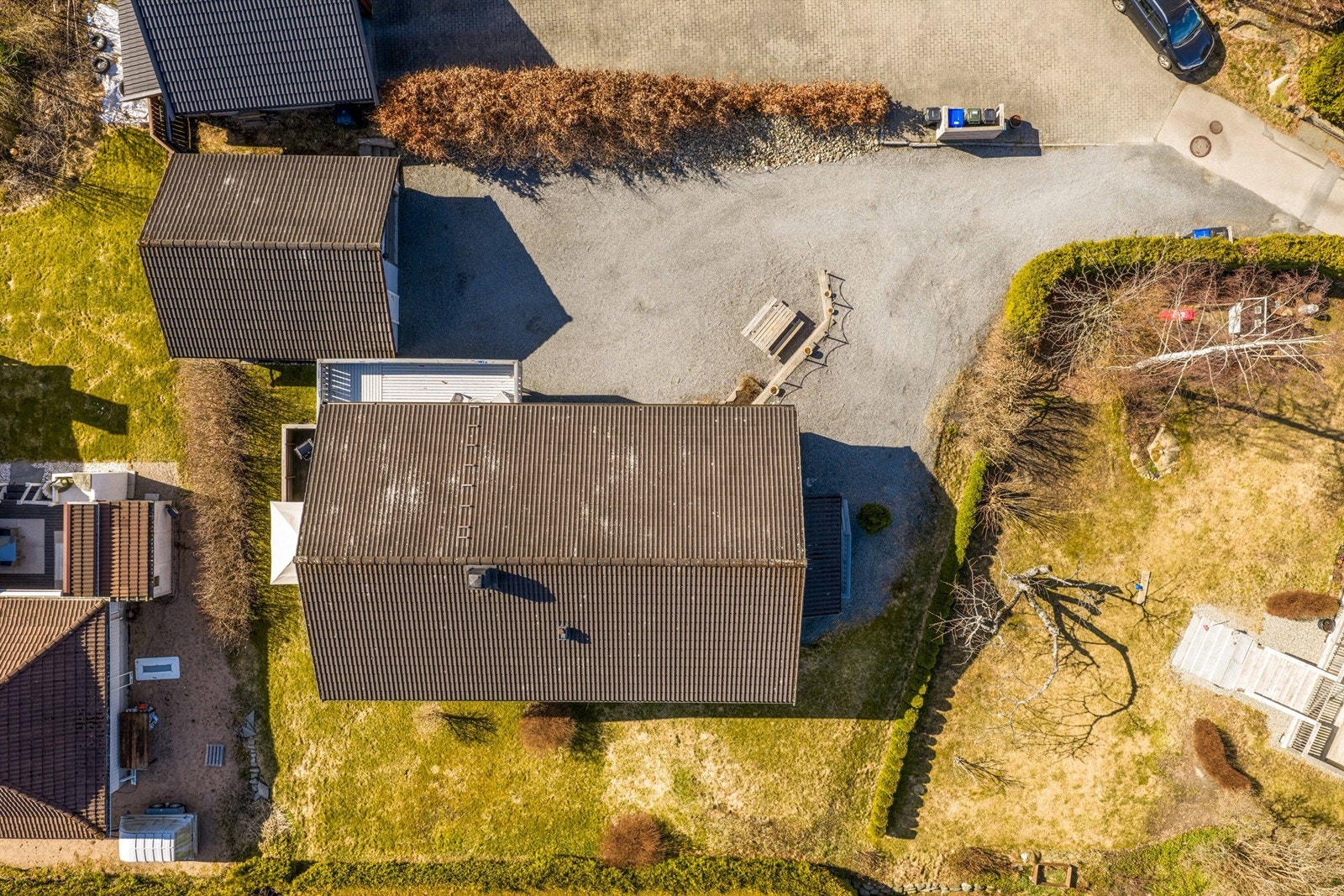Det er mulig å kjøre helt frem til begge inngangspartier. Romslig gårdsplass er praktisk ved bursdager og andre større sammenkomster. Galleribilde