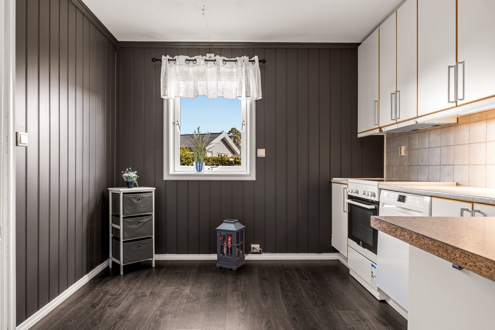 På kjøkkenet er det også rom for et mindre spisebord. Galleribilde