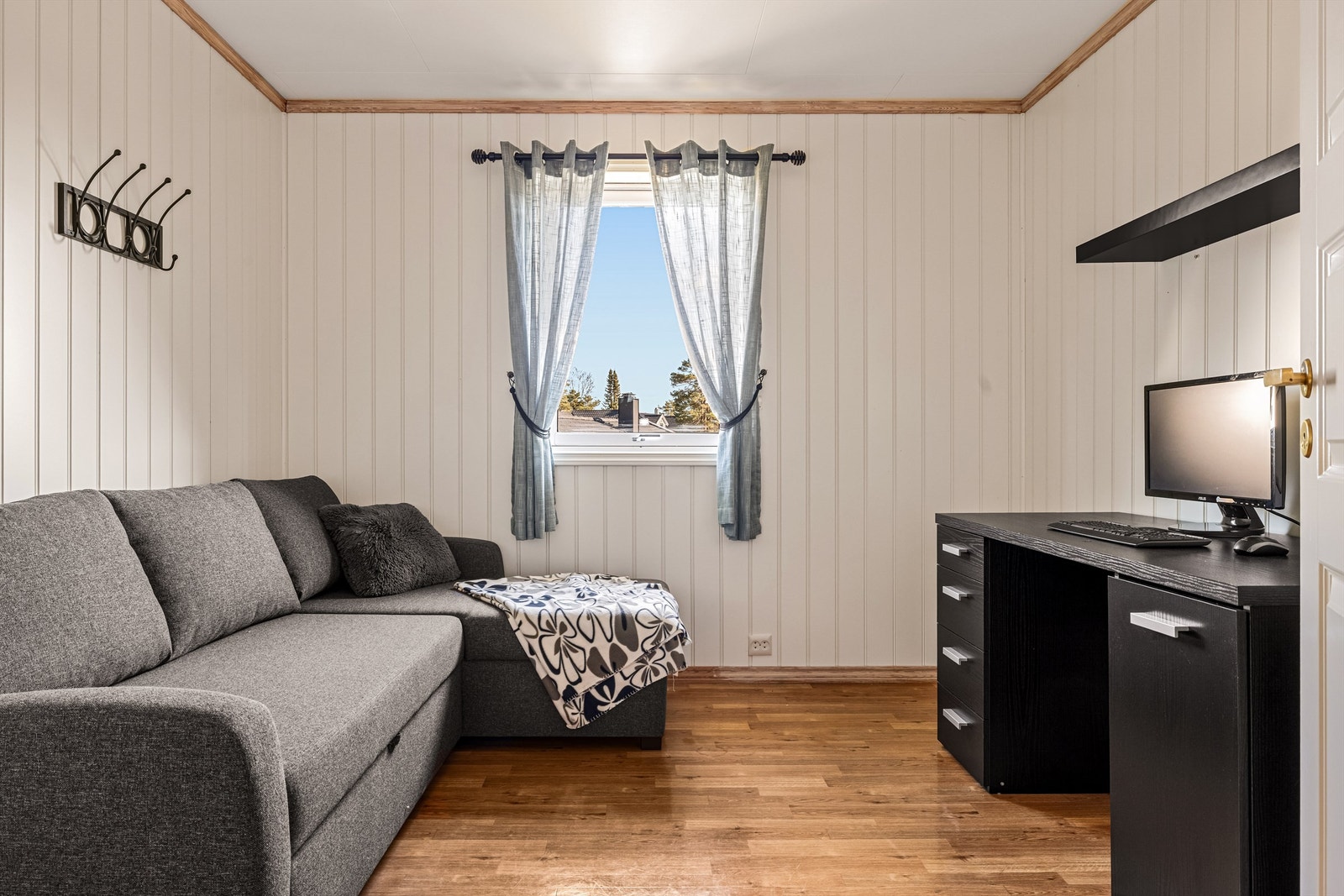 Dette og soverommet med skyvedørsgarderobe er begge på ca. 10 kvm. Galleribilde