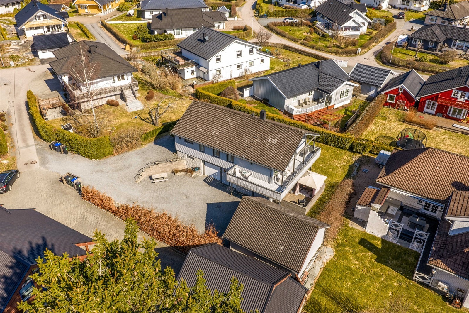 Eiendommen ligger bokstavelig talt helt innerst i gaten - en avstikker fra Agatveien. Galleribilde