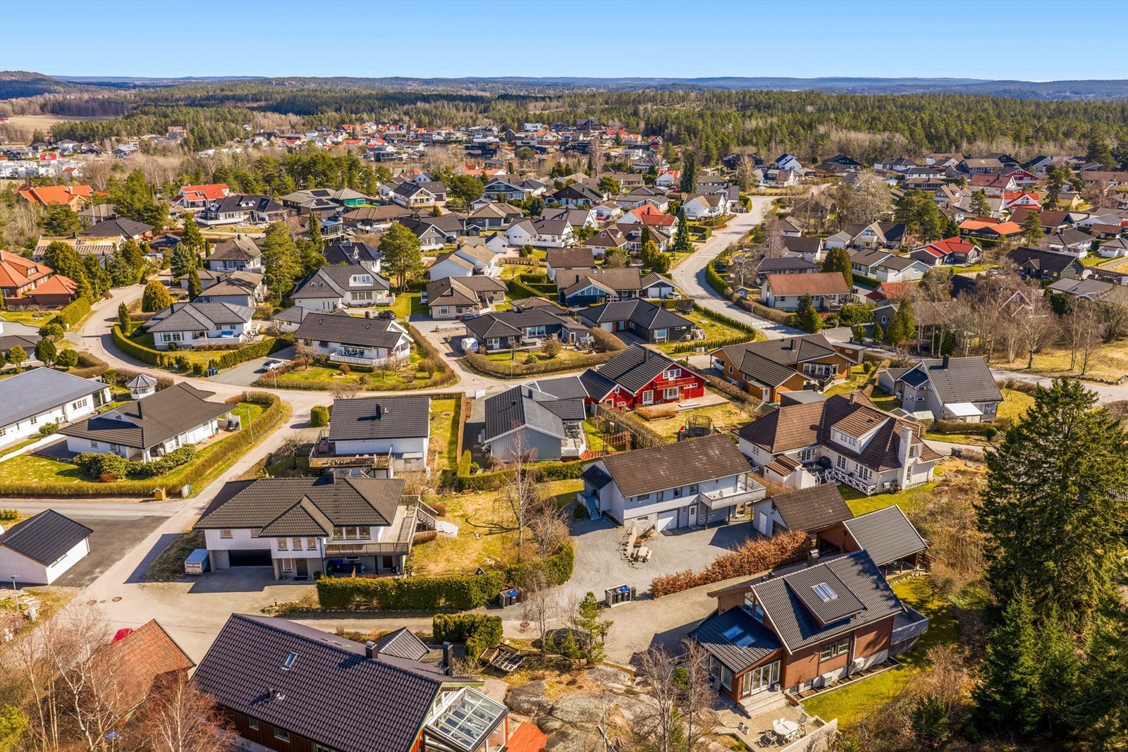 Det er kort vei gjennom nabolaget til Begbymarka. Lysløype passerer i skogkanten, få hundre meter unna. Galleribilde