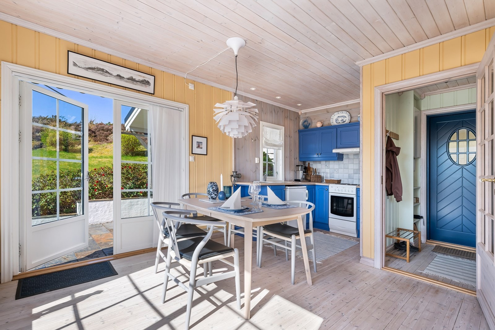 Nyt maten inne, eller ta den med ut på terrassen i grønne omgivelser! Galleribilde