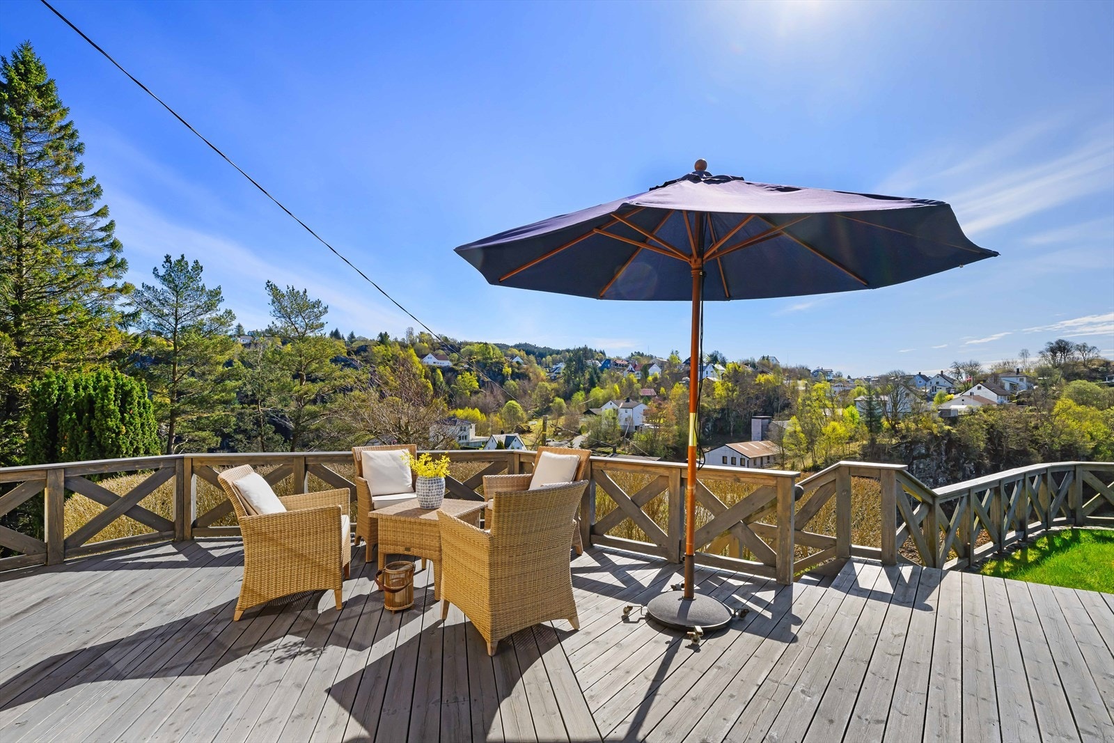 Herlig terrasse med høy og fri utsikt Galleribilde