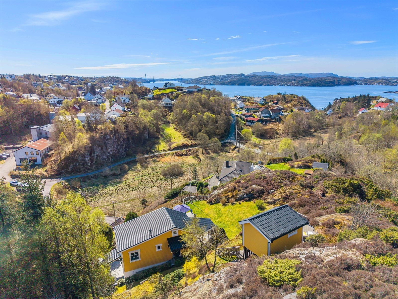Høy og fri beliggenhet. Sotrabroen kan sees i bildet. Galleribilde