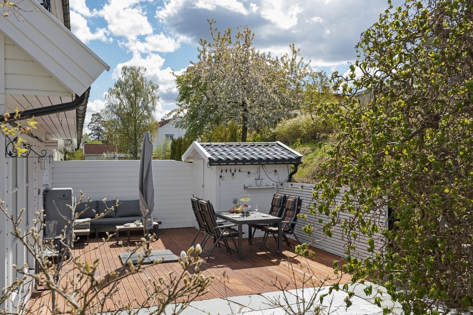 God plass til en grill, sittelounge og et stort spisebord, perfekt for dager man ønsker å ha middagen ute. Galleribilde