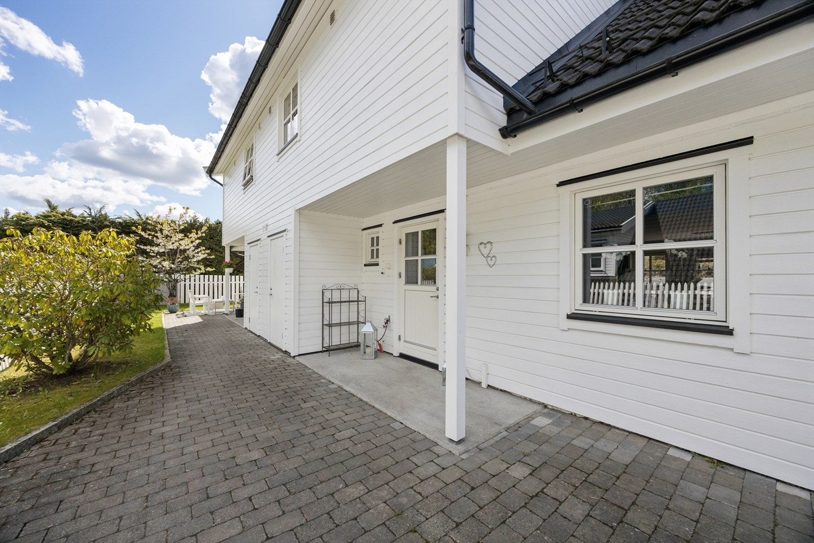 Boligen er vesentlig oppgradert i senere år og har optimal planløsning for barnefamilier bestående av bl.a. romslig entré, kjøkken åpen mot stor stue, 4 soverom på samme plan og 2 bad. Velkommen inn! Galleribilde