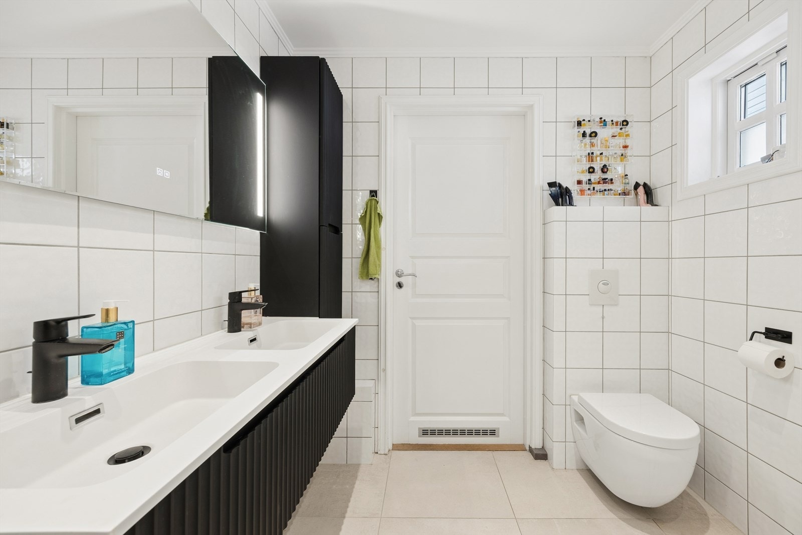 Det andre badet i 1. etasje er fra byggeår 2006, men modernisert i 2023 med flis på flis og ny servantinnredning. Galleribilde