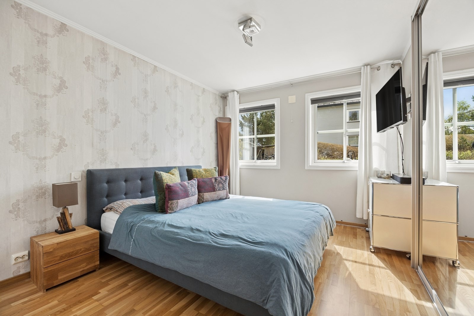 Boligen byr på 4 romslige soverom, alle praktisk plassert i 2 etasje og av størrelse med plass til dobbeltseng. Galleribilde
