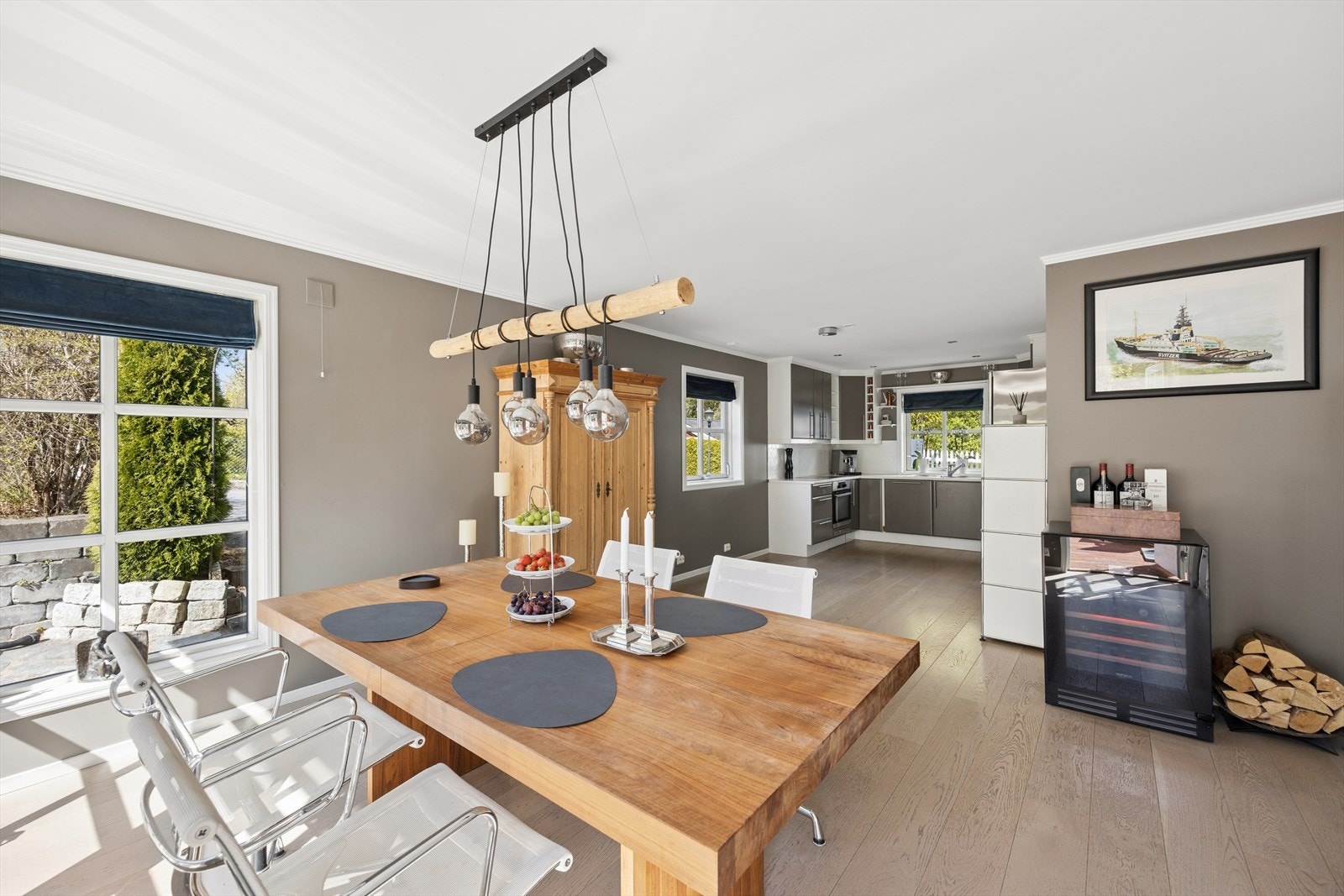 God plass til stort langbord hvor dere kan invitere venner og familie til hyggelige lag. Galleribilde