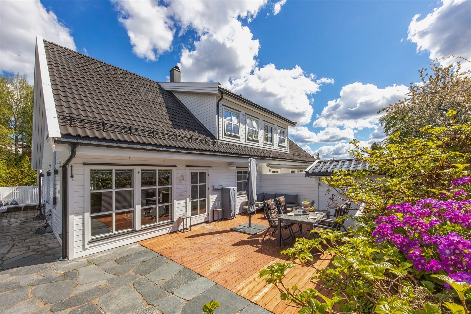 Fra stuen er det utgang til stor, sydvestvendt markterrasse på hele 55 m²! Galleribilde