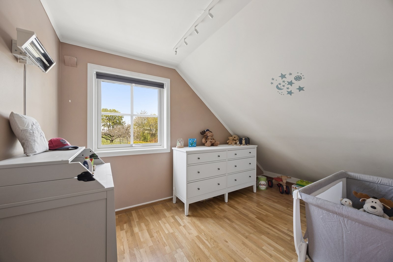 Det er god plass til seng og tilhørende møblement på rommene, samt plass for ytterlig oppbevaring eller kontorplass etter ønske og behov. Galleribilde