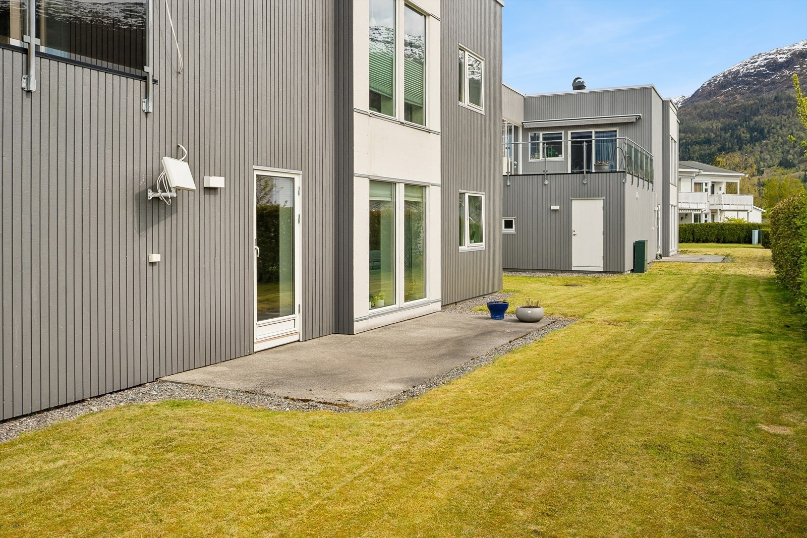 Frå opphaldsrommet er det direkte utgang til platting og vidare tilkomst til hageområde. Galleribilde