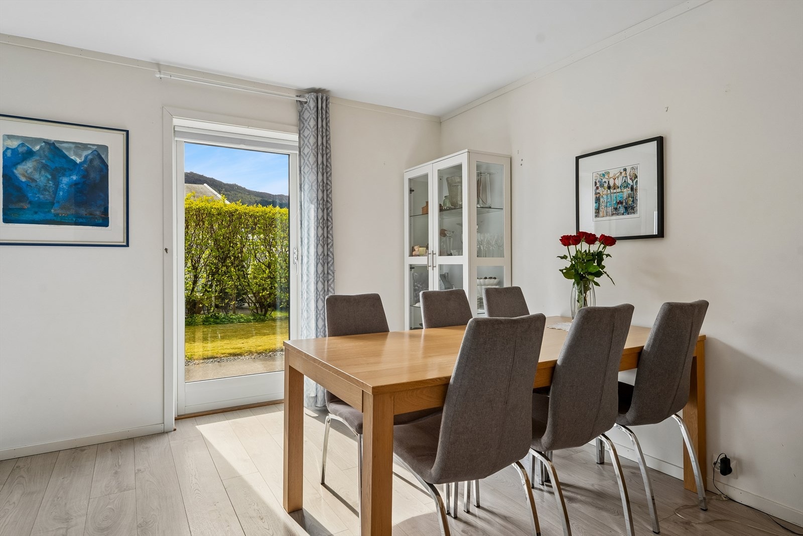 Spisebordet finn si naturlege plassering mellom stove og kjøkken, og kan romme både familie og venner til smakfulle måltid og gode samtalar. Galleribilde