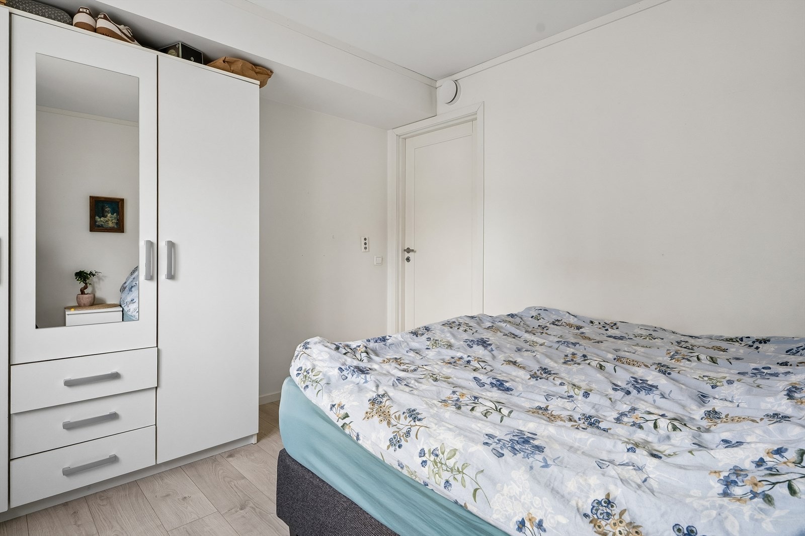 Stor garderobe gjev godt med oppbevaringsplass til kle og sko. Galleribilde