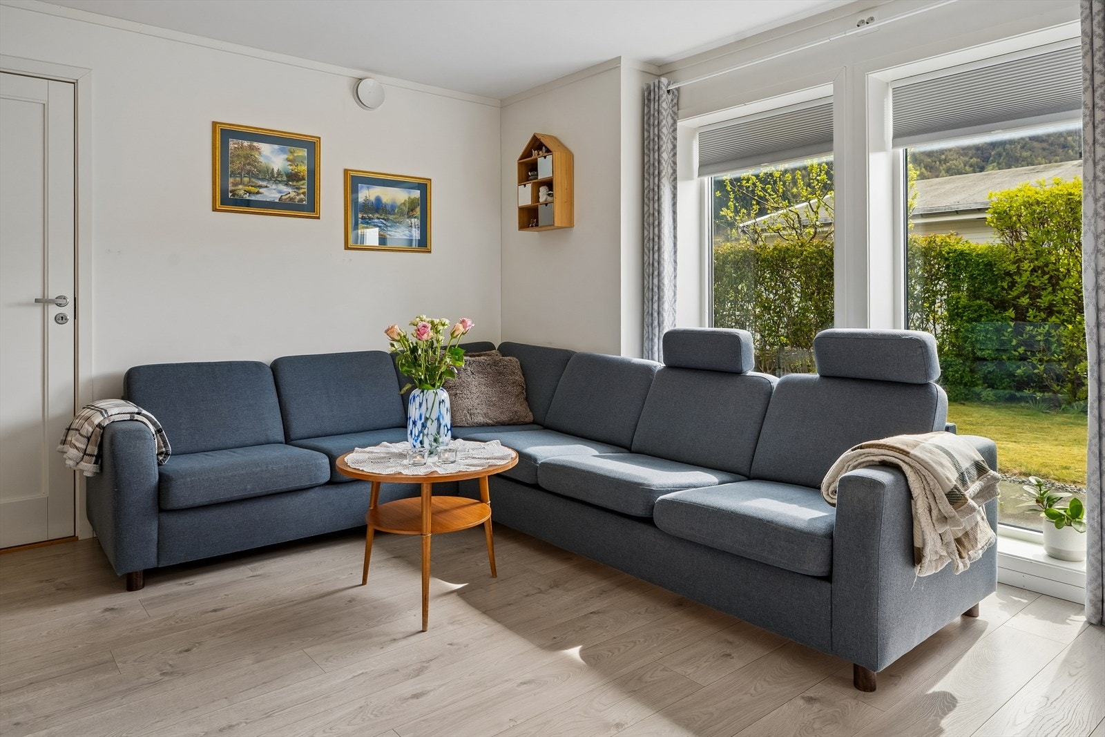 I stova er det god plass til stor sofagruppe, som rommar heile familien til filmkos og sosial familietid. Galleribilde