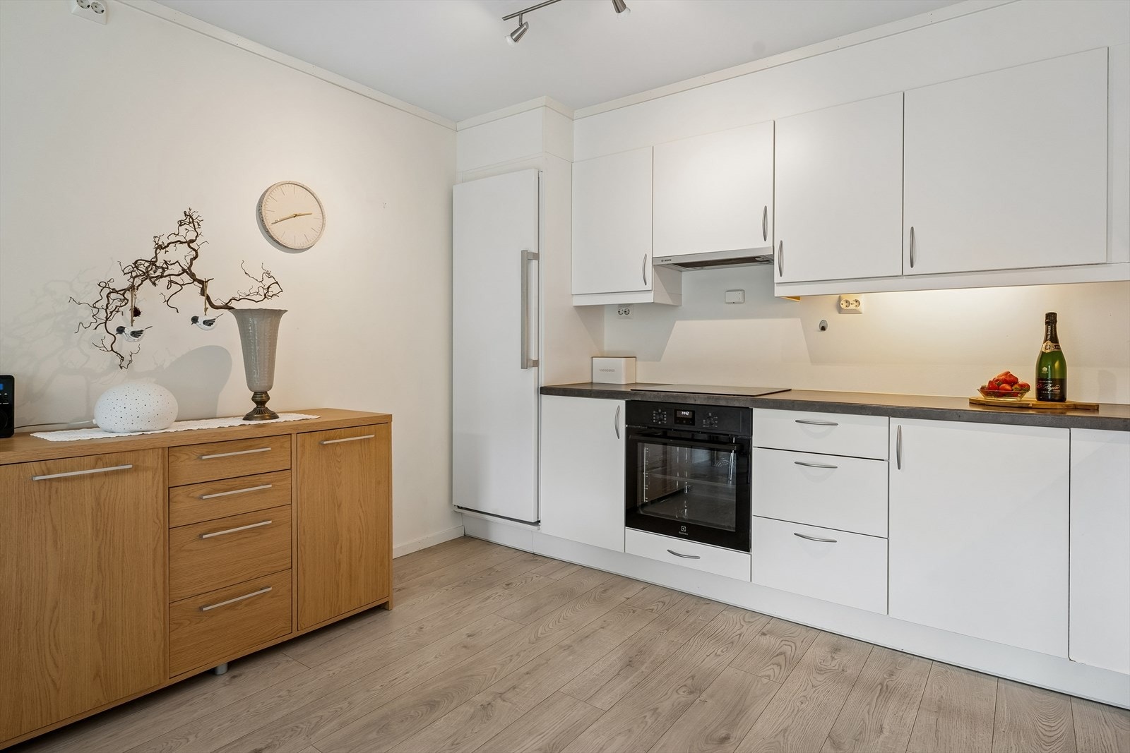Med gode løysingar og integrert induksjonstopp og steikomn vert det ein fryd å lage mat til familie og venner! Galleribilde