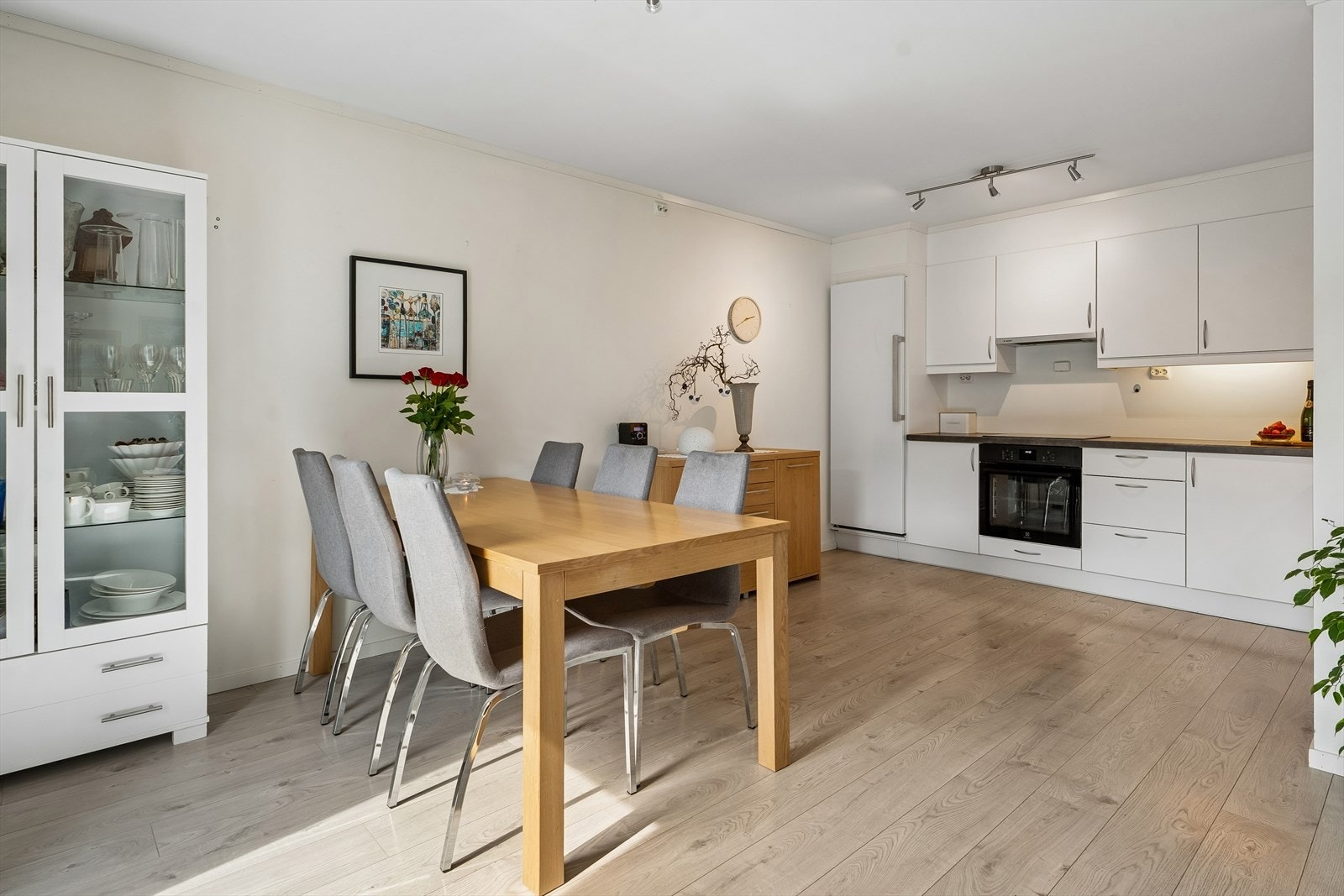 Kjøkken og stove ligg i opa løysing, og utgjer eit sosialt og behageleg allrom med plass for eit godt kvardagsliv. Galleribilde