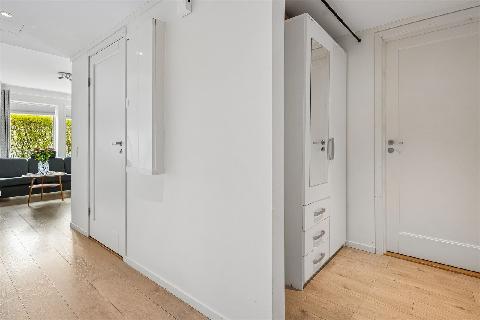 Entrèen er lys og innbydande, med god plass til ytterkle. Eit fint fyrsteinntrykk av bustaden. Galleribilde