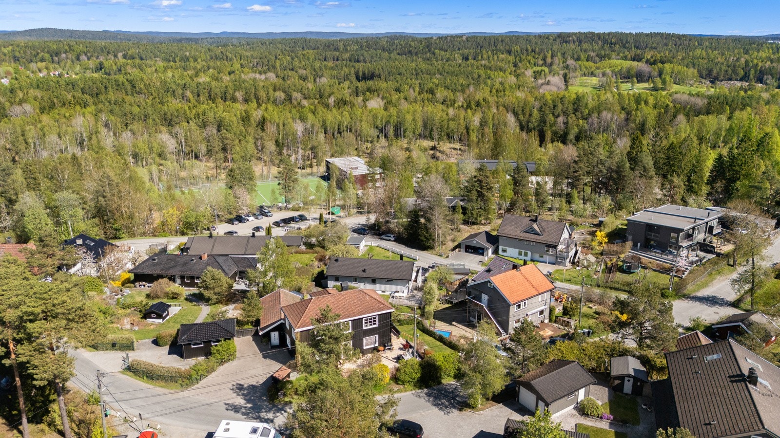 Kun 650 meter til Østli barneskole som ligger tilbaketrukket ved markagrensen Galleribilde