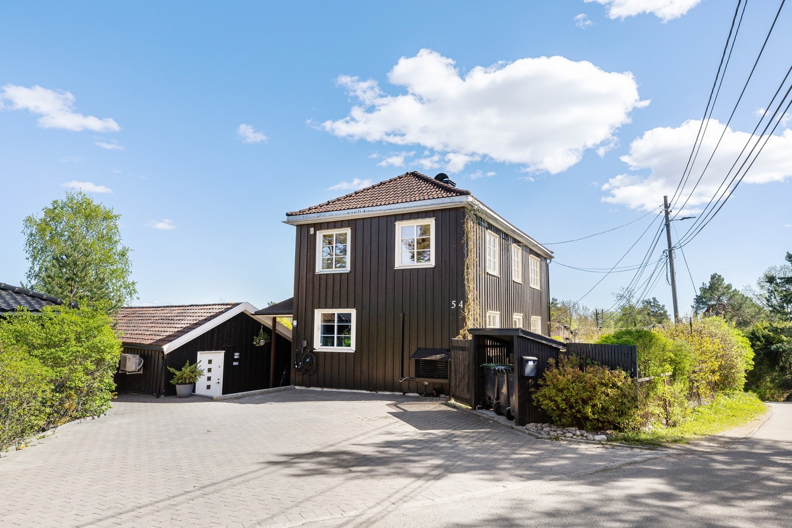Stor gårdsplass med plass til flere biler Galleribilde