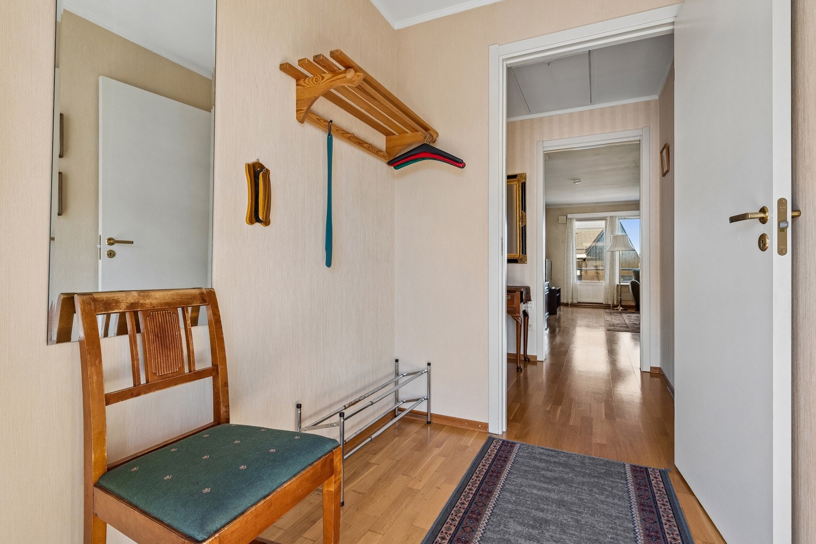 Boligen har et stort kaldt loft som går over hele taket. Adkomst med trapp/stige ned fra en luke i gangen. Galleribilde